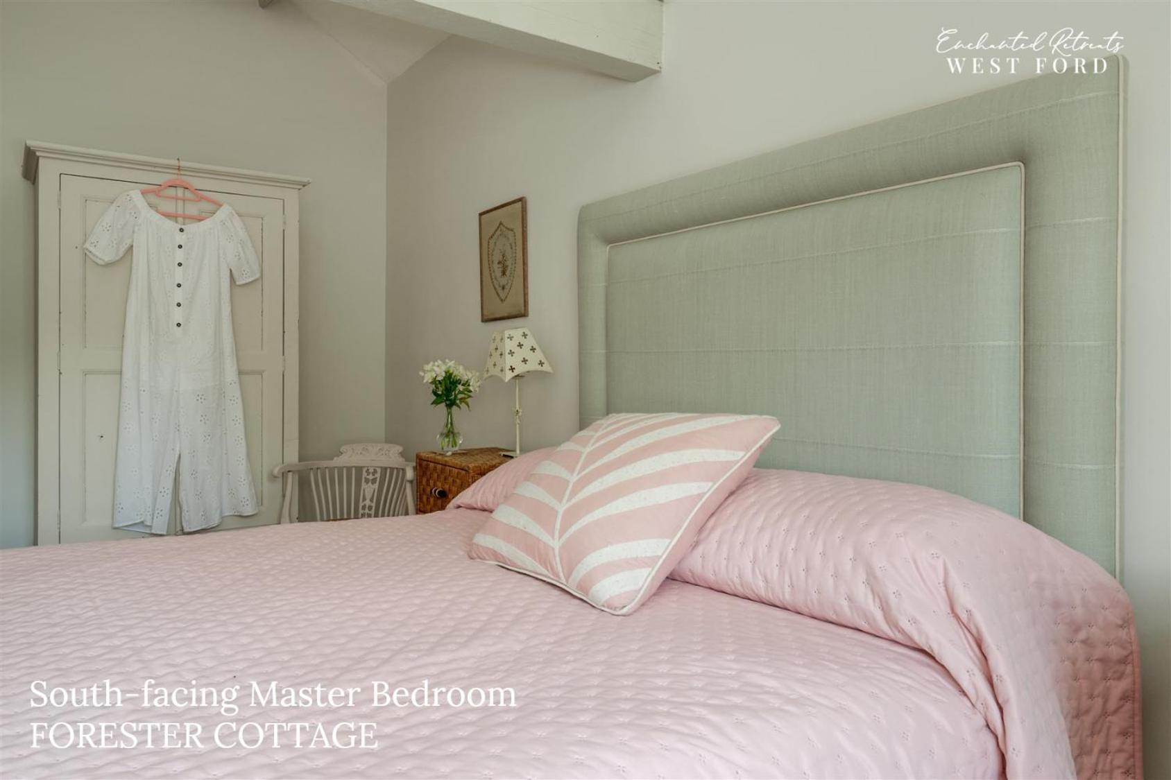 Enchanted Retreats At West Ford Devon 사우스몰튼 객실 사진